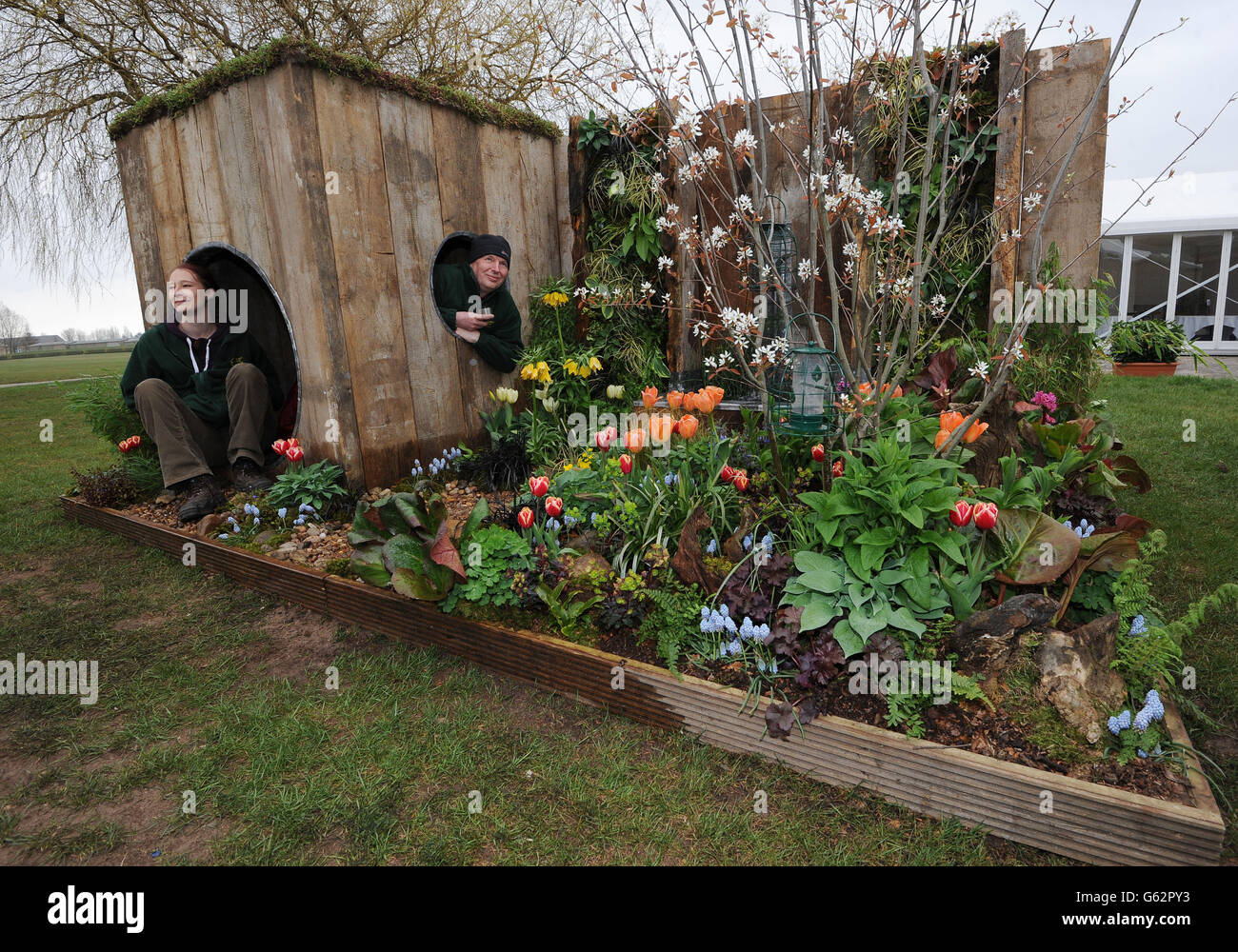 Jo Wilcock e Richard Marchewka, studenti di orticoltura del Craven College, North Yorkshire all'interno del loro giardino intitolato "Chill in out" durante il giorno di anteprima davanti all'Harrogate Spring Flower Show, che inizia domani e si svolge fino a domenica. Foto Stock