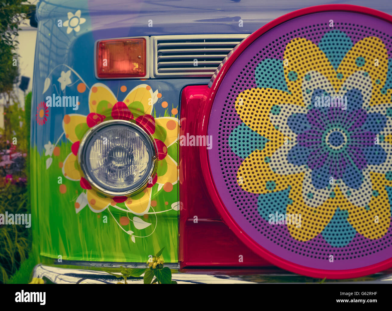 Parte anteriore del camper van dipinti con motivi floreali colorati design hippie Foto Stock
