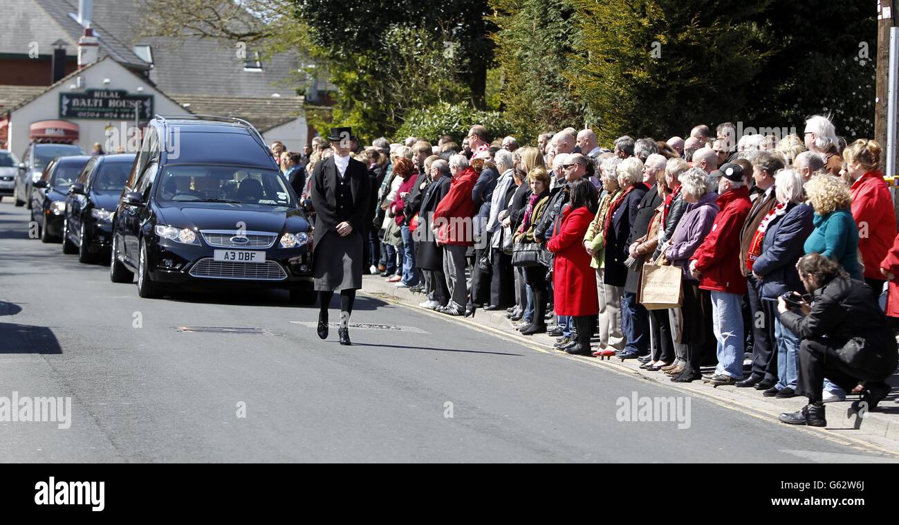 Le folle costeggiano le strade mentre il corteo arriva alla Chiesa di nostra Signora della compassione, Formby, Merseyside per i funerali della campagna di Hillsborough Anne Williams. Foto Stock