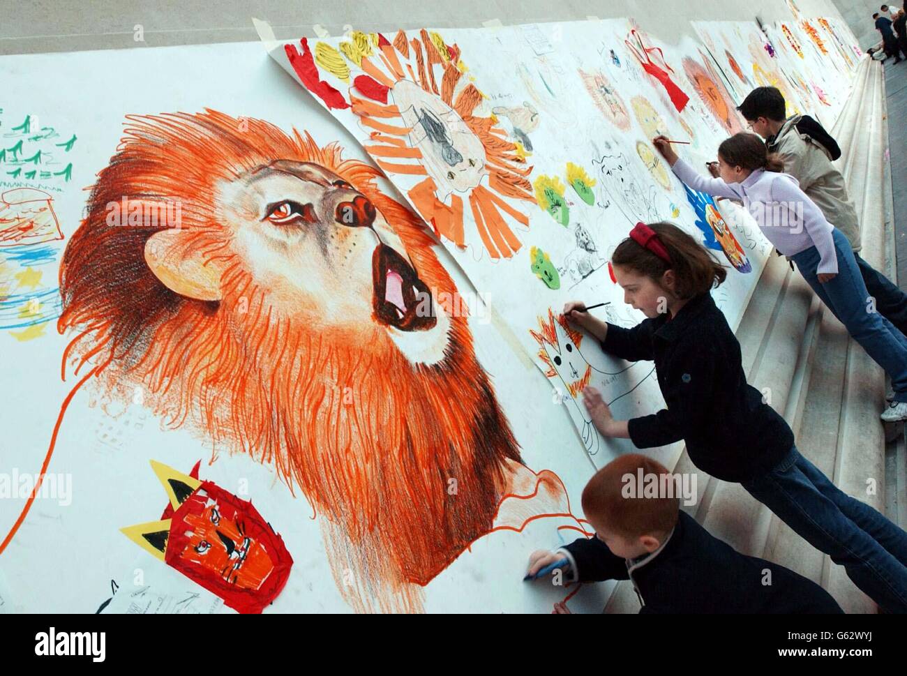 I giovani disegnano e dipingono nella Great Court al British Museum di Londra. Si ritiene che il "Big Draw" abbia creato un primato mondiale inaugurale, quando, a mezzogiorno, si è svolto il maggior numero di persone che si sono simultaneamente attingere in un paese. *...questo includeva oltre 700 solo al British Museum. Foto Stock