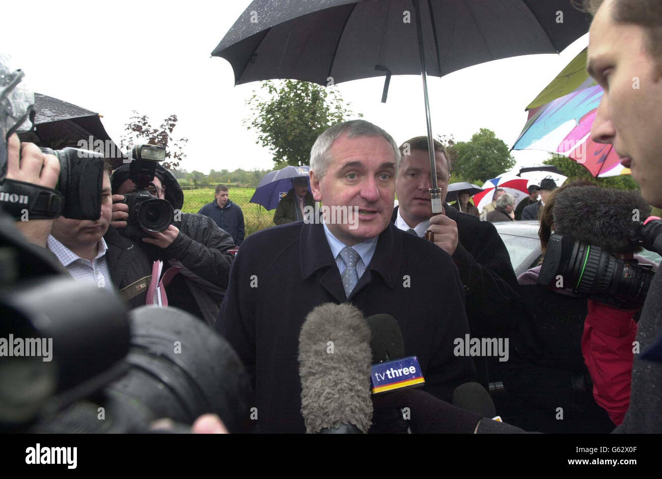 Il primo ministro irlandese Bertie Ahern, in occasione di un evento commemorativo presso la tomba di Wolfe Tone a Bodenstown, contea di Kildare, Repubblica d'Irlanda, ha parlato ai media del disbendamento dell'organizzazione paramilitare l'IRA reale. * ... in seguito alla sospensione dell'esecutivo di condivisione del potere nel governo dell'Irlanda del Nord. Foto Stock