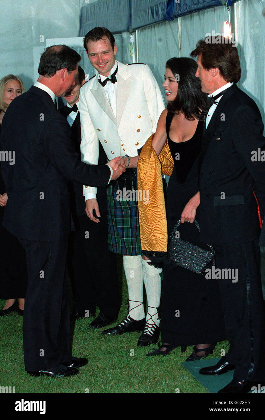 Il Principe del Galles saluta l'attrice Catherine Zeta Jones mentre il suo ragazzo Blue Peter presentatore John Leslie (indossando il kilt) guarda al banchetto estivo della Royal Evening del Principe's Trust. Foto Stock