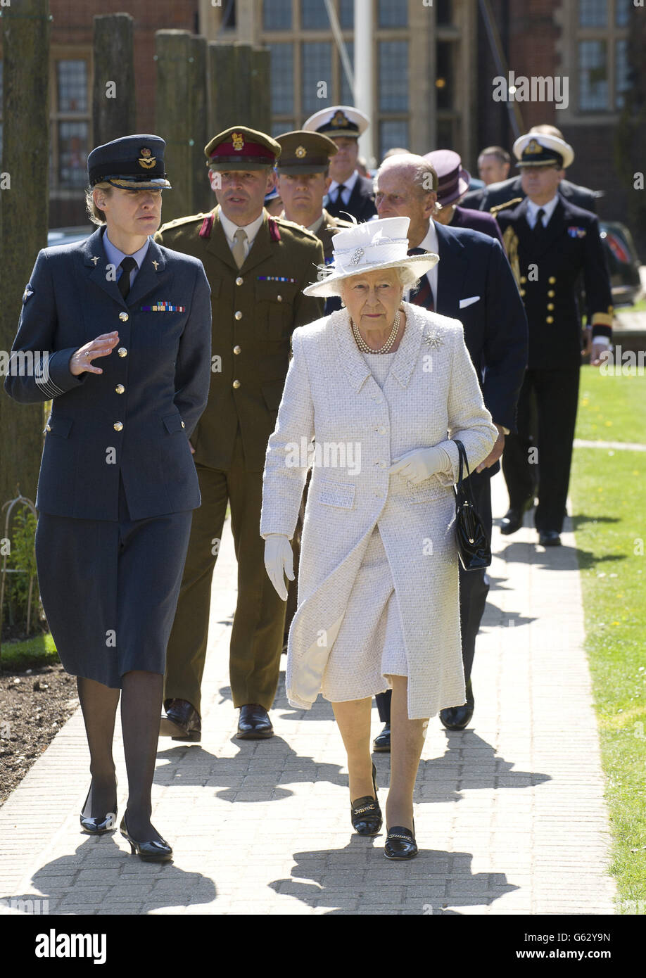 La regina Elisabetta II e il duca di Edimburgo arrivano per la loro visita al Defense Medical Rehabilitation Center di Headley Court in Surrey. Foto Stock