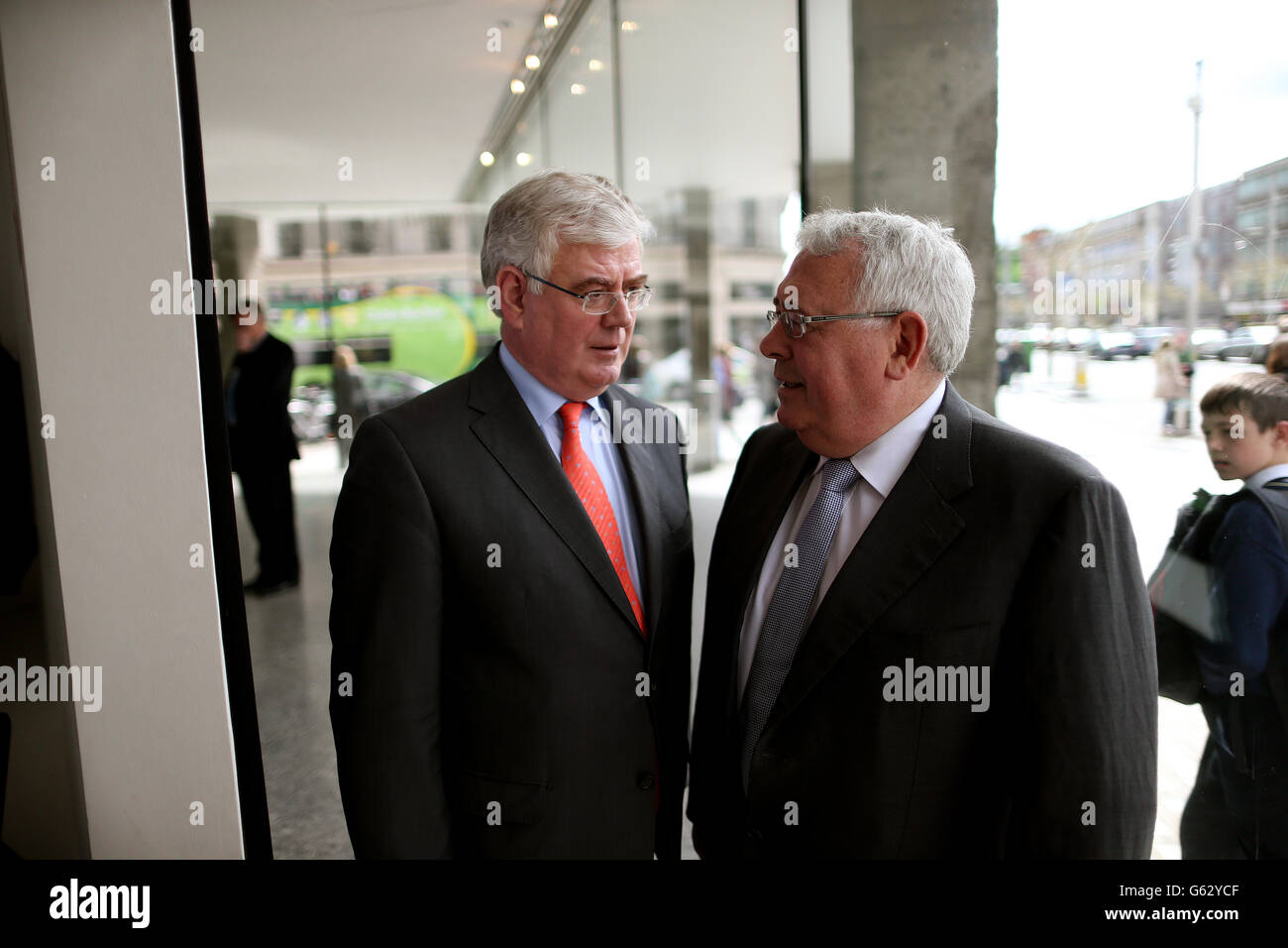 Tanaiste e Ministro degli Affari Esteri e del Commercio, Eamon Gilmore (a sinistra) con il Ministro Junior Joe Costello dopo il lancio di One World, One Future: Ireland's Policy on International Development' presso il centro di aiuti irlandese di Dublino. Foto Stock