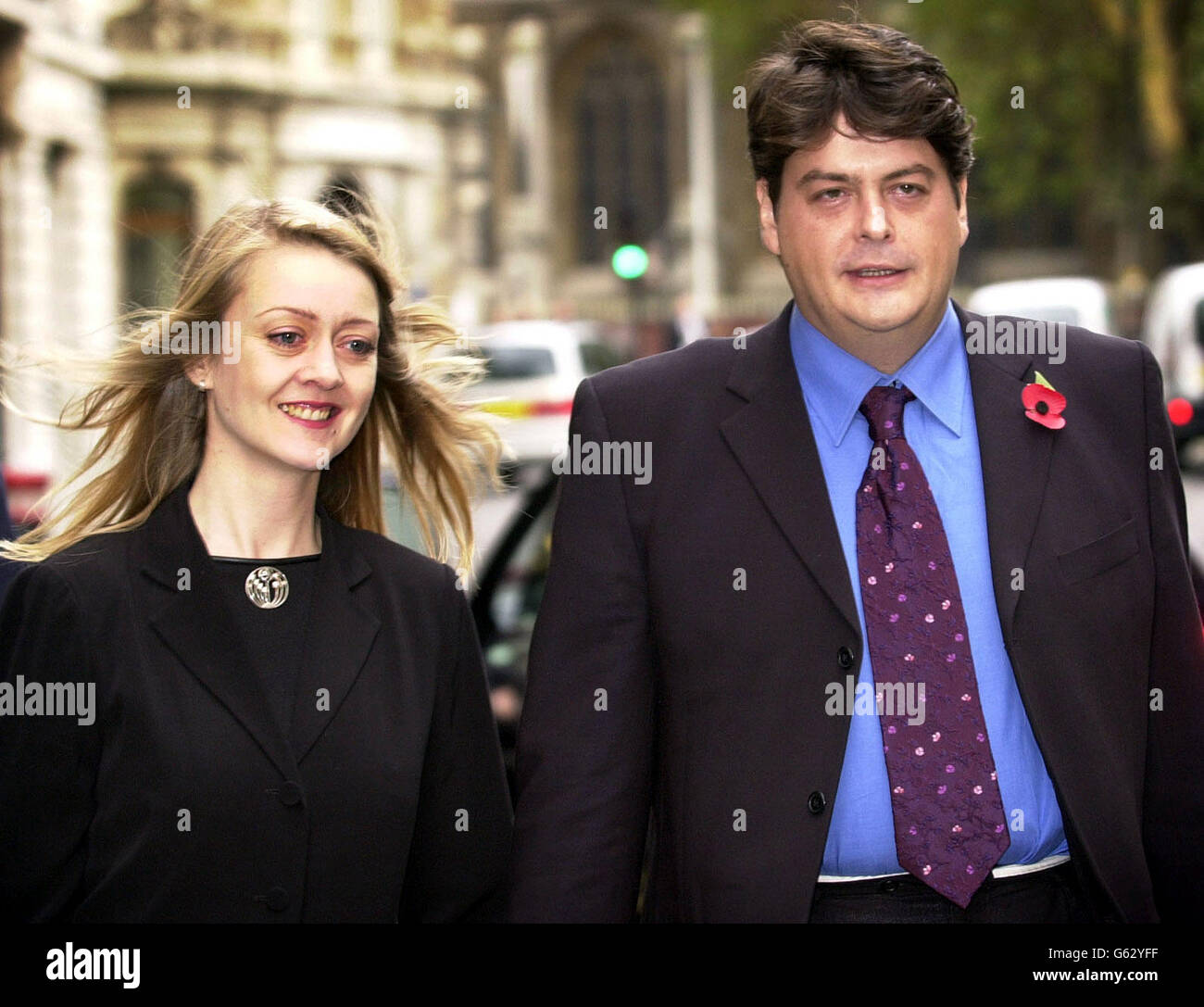 L'ex ufficiale della MI5 David Shayler e la sua fidanzata Annie Machon  arrivano all'Old Bailey nel centro di Londra. È perseguito ai sensi del  Official Secrets Act a seguito di interviste rilasciate