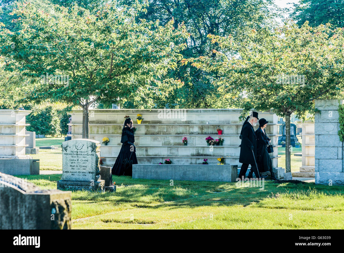 Persone in lutto vestita di nero, Mountain View cimitero, Vancouver, British Columbia, Canada, Foto Stock