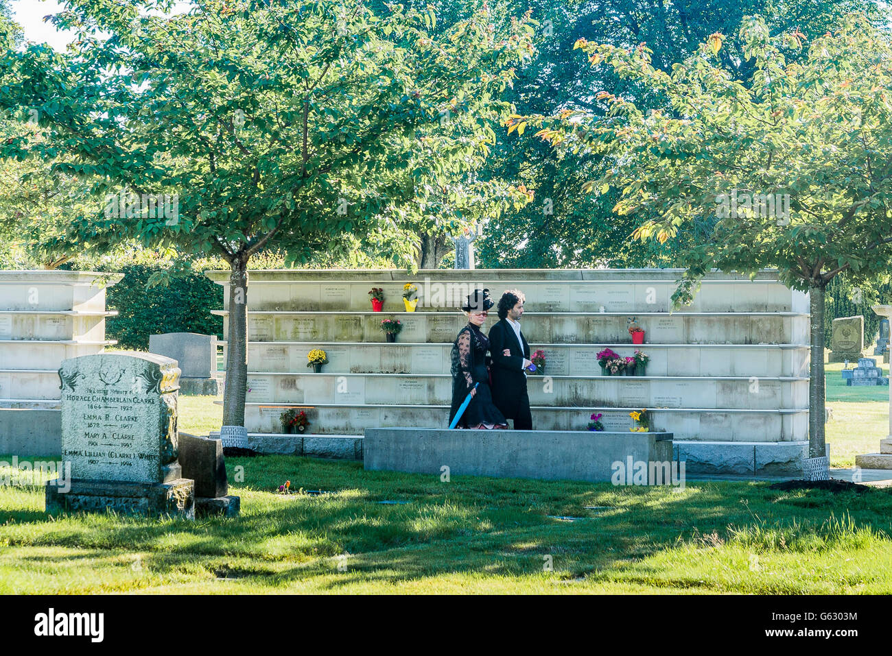 Persone in lutto vestita di nero, Mountain View cimitero, Vancouver, British Columbia, Canada, Foto Stock