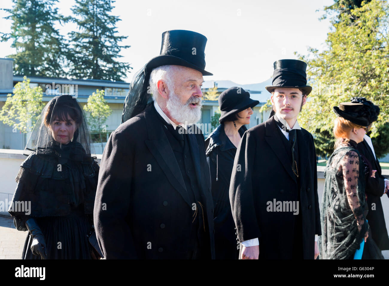 Lutto in tradizionale costume nero, Mountain View cimitero, Vancouver, British Columbia, Canada, Foto Stock