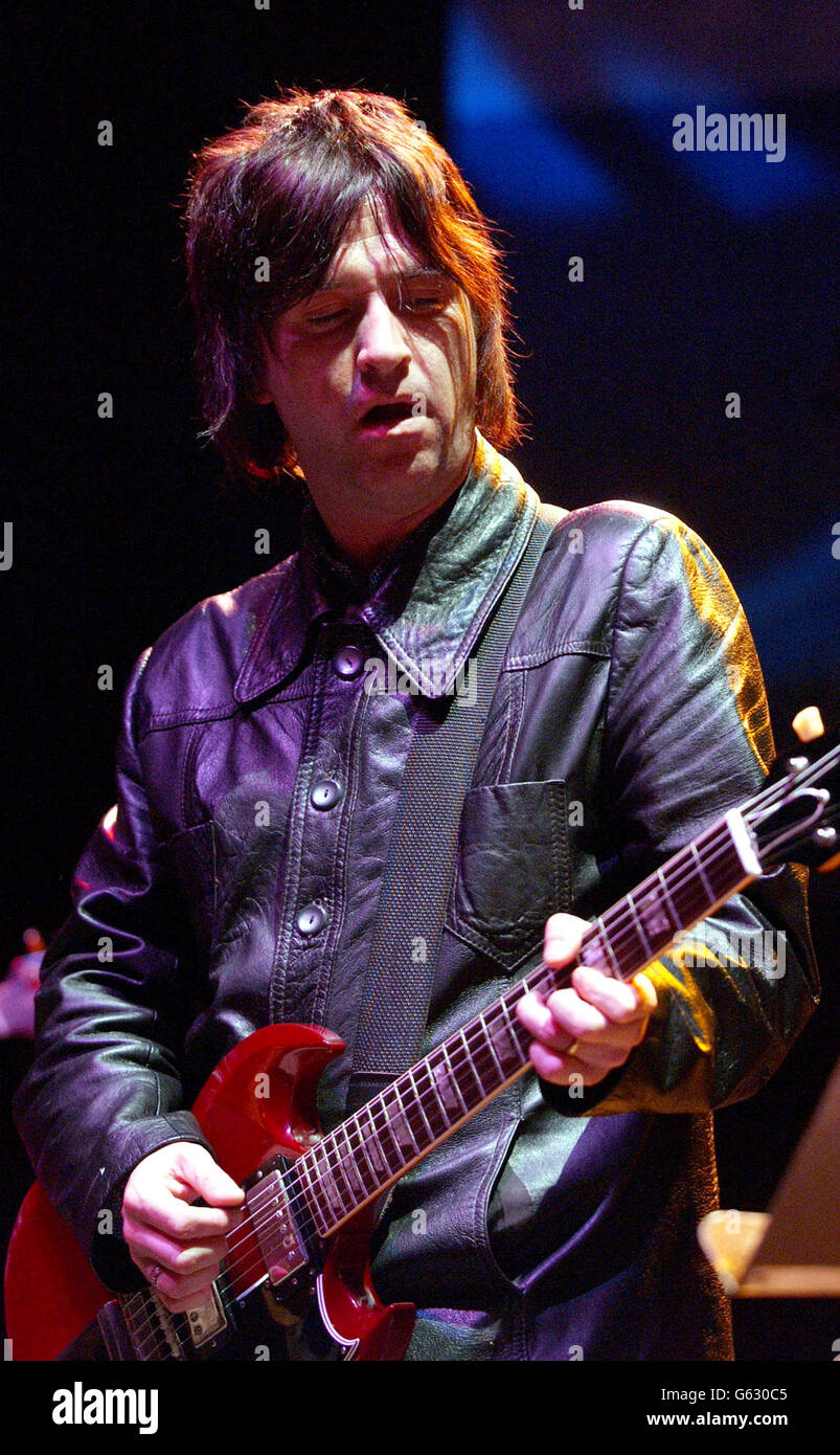 L'ex chitarrista Smiths Johnny Marr suona sul palco durante una soundcheck presso la Royal Festival Hall di Londra prima di partecipare a un concerto tributo al cantante/compositore Kirsty MacColl. Foto Stock