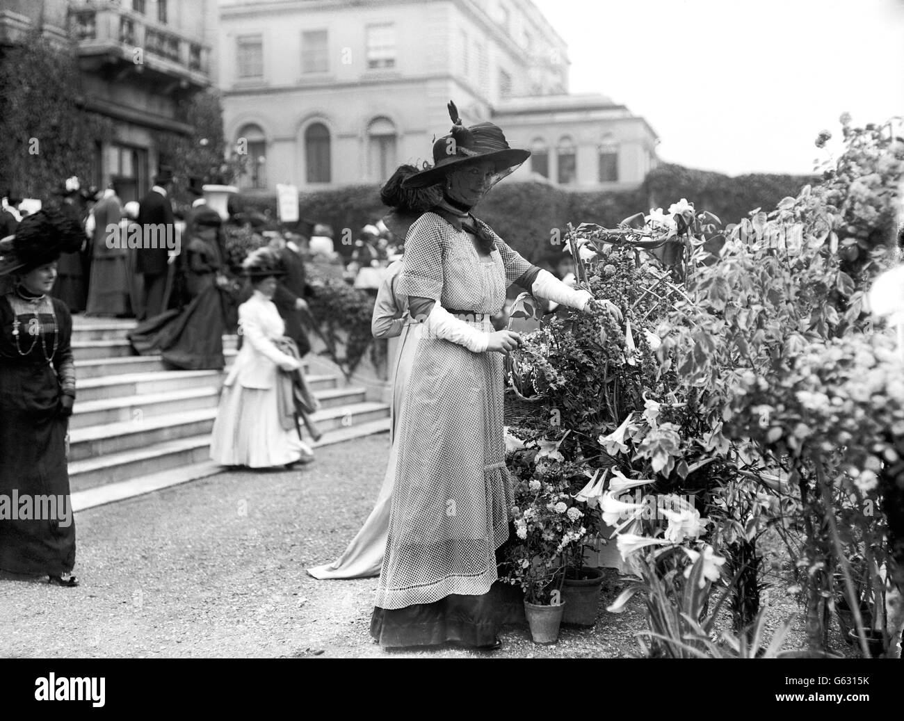 Signora Angela Forbes. Lady Angela Forbes alla festa del giardino della duchessa di Sutherland Foto Stock