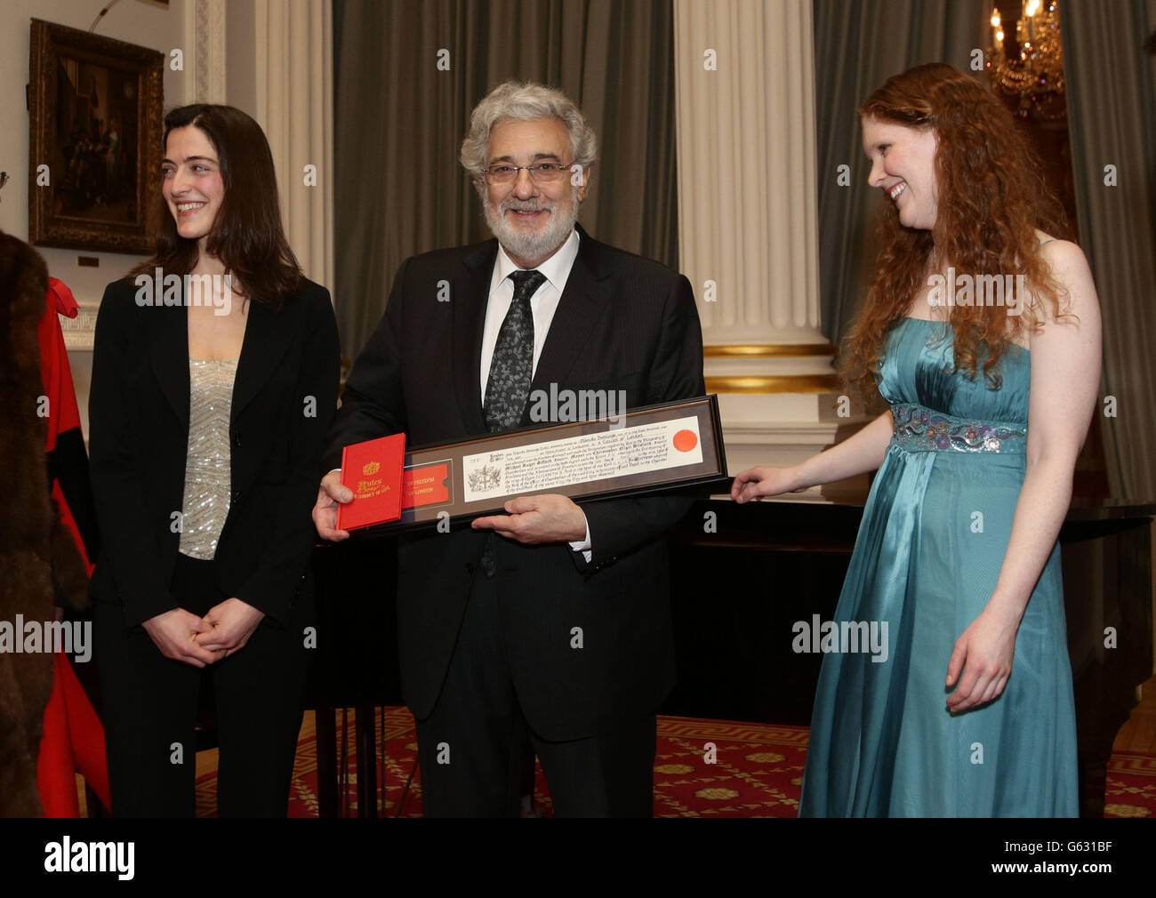 La cantante lirica spagnola Placido Domingo con la pianista Anna Cardona (a sinistra) e il soprano Sarah Power, dopo aver ricevuto la libertà della città di Londra, al Mansion House nella città di Londra. Foto Stock