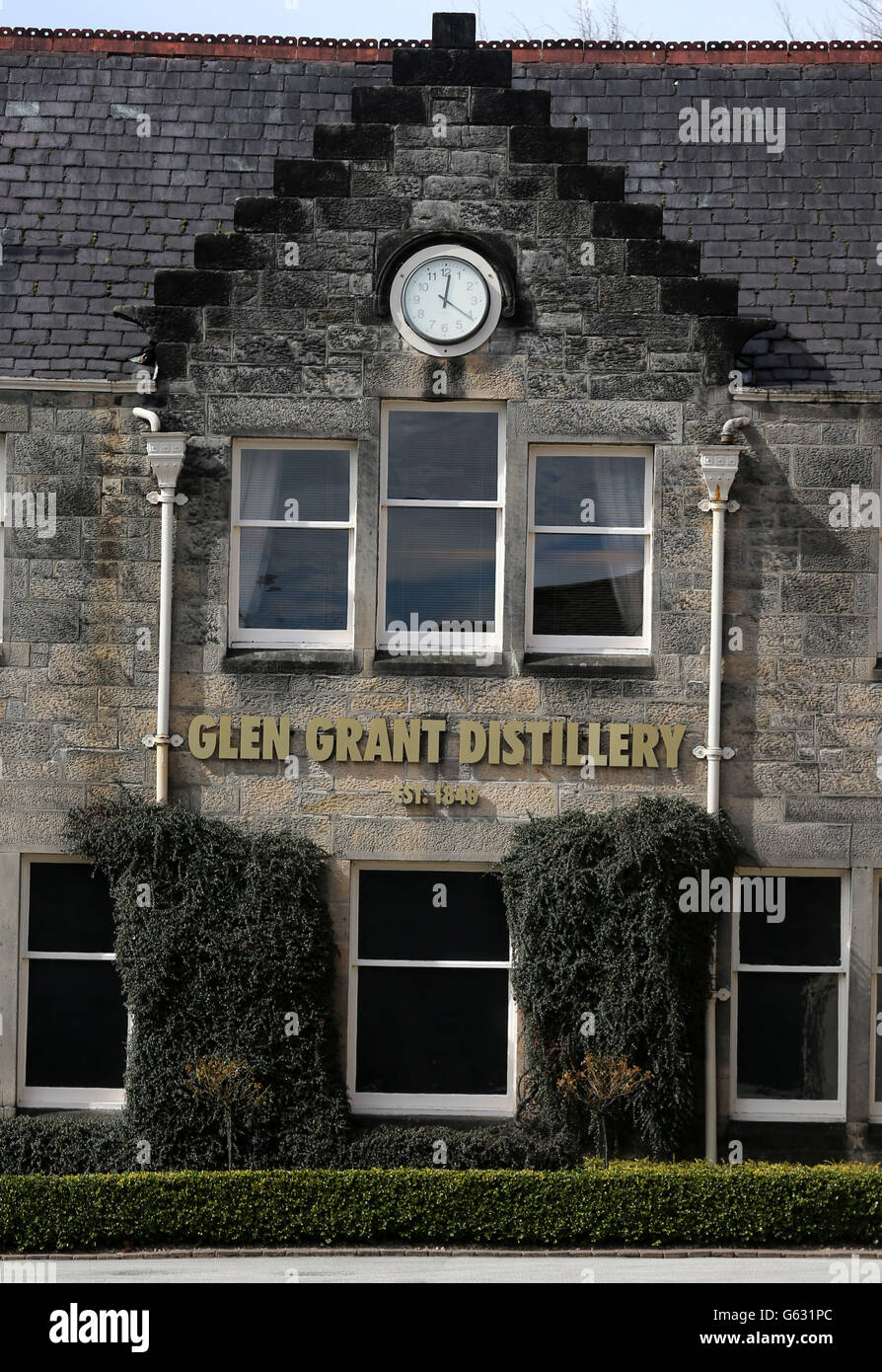 Vista generale della distilleria Glen Grant dopo la nuova L'impianto di imbottigliamento è stato ufficialmente aperto dal principe Carlo Foto Stock