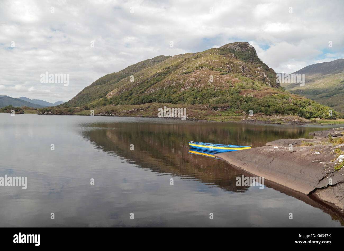 Una solitaria in barca a remi nel lungo raggio Lago (opp Nido delle aquile), Parco Nazionale di Killarney, Ring of Kerry, Co. Kerry, Irlanda. Foto Stock