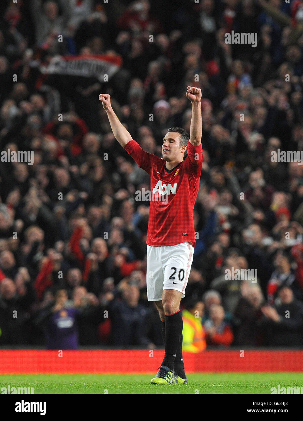 Robin Van Persie, il Manchester United, celebra il fischio finale contro Aston Villa, vincendo il 20° titolo di campionato durante la partita della Barclays Premier League a Old Trafford, Manchester. Foto Stock