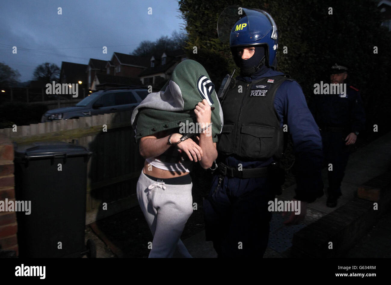 La polizia effettua un arresto durante un raid mattutino in risposta alle recenti violenze calcistiche tra i tifosi di Millwall. Foto Stock