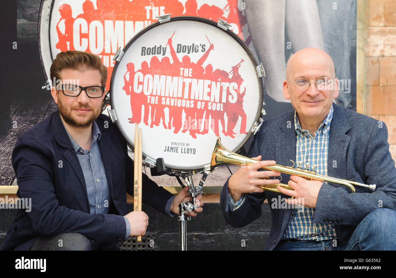 Il regista Jamie Lloyd (a sinistra) e l'autore Roddy Doyle al Palace Theatre nel centro di Londra, per il lancio per la stampa degli impegni, la mostra del West End basata sul romanzo di Doyle, che sarà aperta per le anteprime dal 21 settembre 2013. Foto Stock