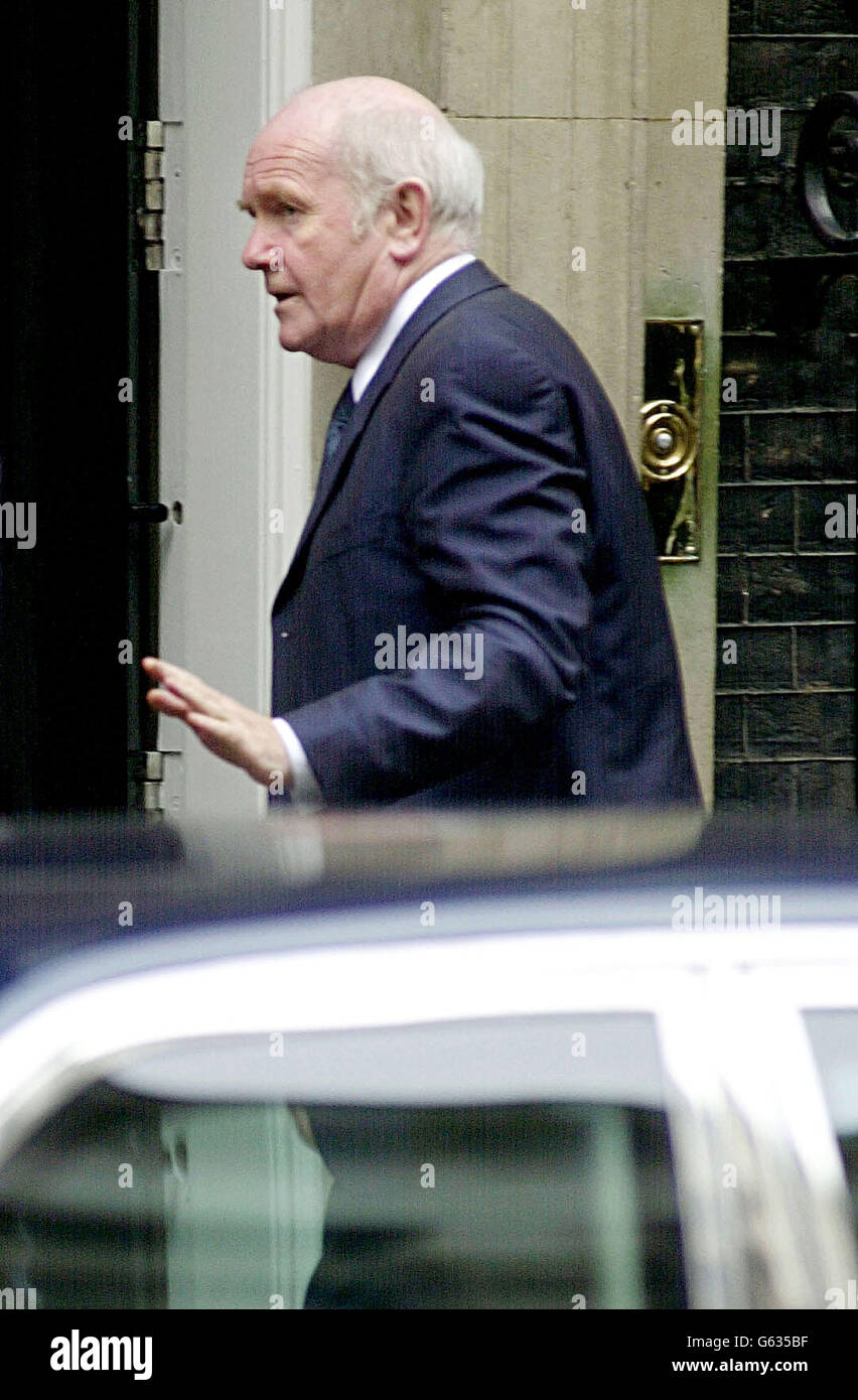 Il Ministro dell'Irlanda del Nord John Reid arriva al numero 10 di Downing Street nel centro di Londra, per un incontro con il primo Ministro Tony Blair e il leader degli Ulster Unionisti David Trimble. * il primo ministro ha tentato di salvare il processo di pace in Irlanda del Nord mentre due ministri dimissionario si sono preparati a liberare i loro banchi all'Assemblea di Stormont. Tony Blair stava intrattenendo colloqui con Trimble nel tentativo disperato di far fronte al crollo delle istituzioni di Belfast, subito dopo la nuova indagine della polizia sulla raccolta di informazioni dell'IRA. Prima della critica Downing Street Foto Stock