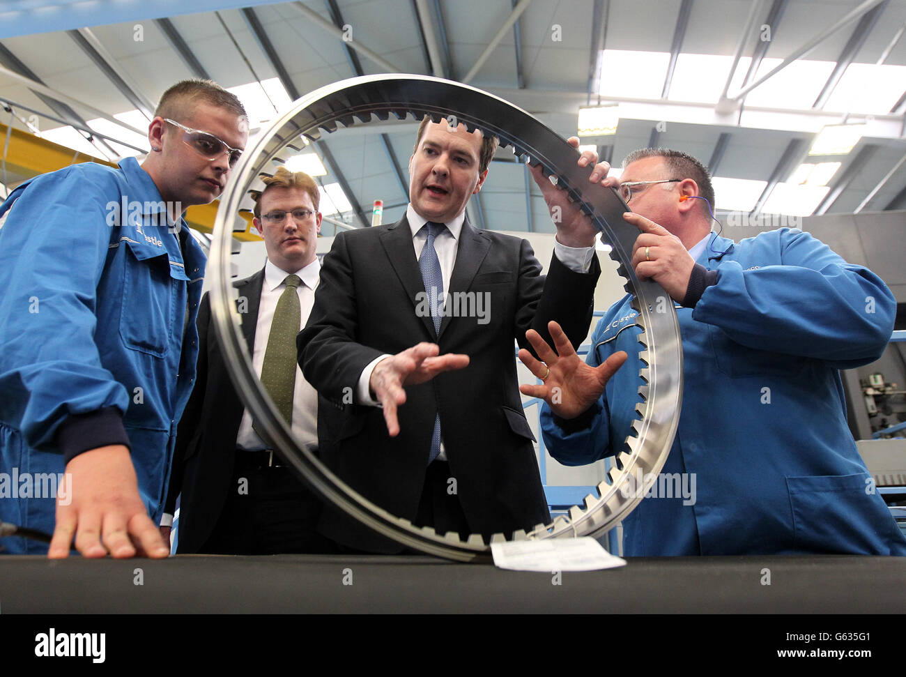 Il Cancelliere dello scacchiere George Osborne e Segretario principale del Tesoro Danny Alexander con Donald McDonald CNC operatore e caposquadra Gary Lisco (a destra) durante una visita alla sezione di fresatura CNC a Castle Precision Engineering a Glasgow dopo il lancio del documento Scotland Analysis su valuta e Politica monetaria in Glasgowl. Foto Stock