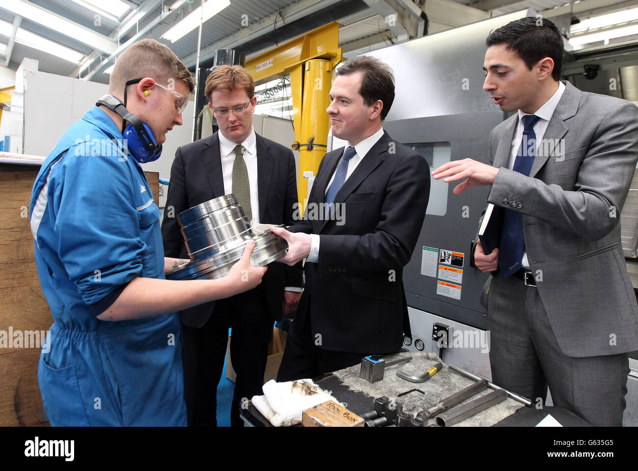 Il Cancelliere dello scacchiere George Osborne e Segretario principale del Tesoro Danny Alexander con Craig Nicol (sinistra) e Yan Tiefenbrun (destra) Direttore delle operazioni durante una visita alla sezione di fresatura CNC presso Castle Precision Engineering a Glasgow dopo il lancio del documento di analisi scozzese sulla valuta E la politica monetaria a Glasgowl. Foto Stock
