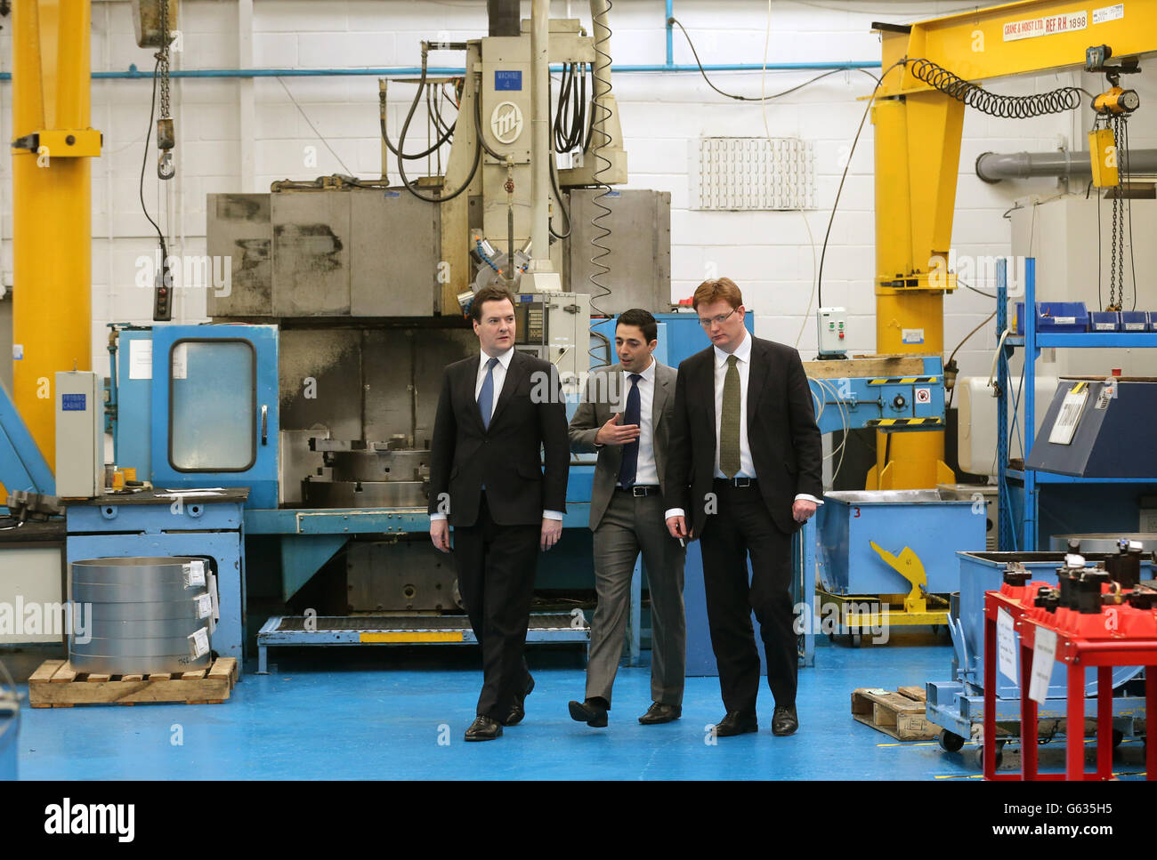Il Cancelliere dello scacchiere George Osborne e Segretario principale del Tesoro Danny Alexander con Yan Tiefenbrun Direttore delle operazioni durante una visita alla sezione fresatura CNC presso Castle Precision Engineering a Glasgow dopo il lancio del documento di analisi scozzese sulla politica monetaria e valutaria a Glasgowl. Foto Stock