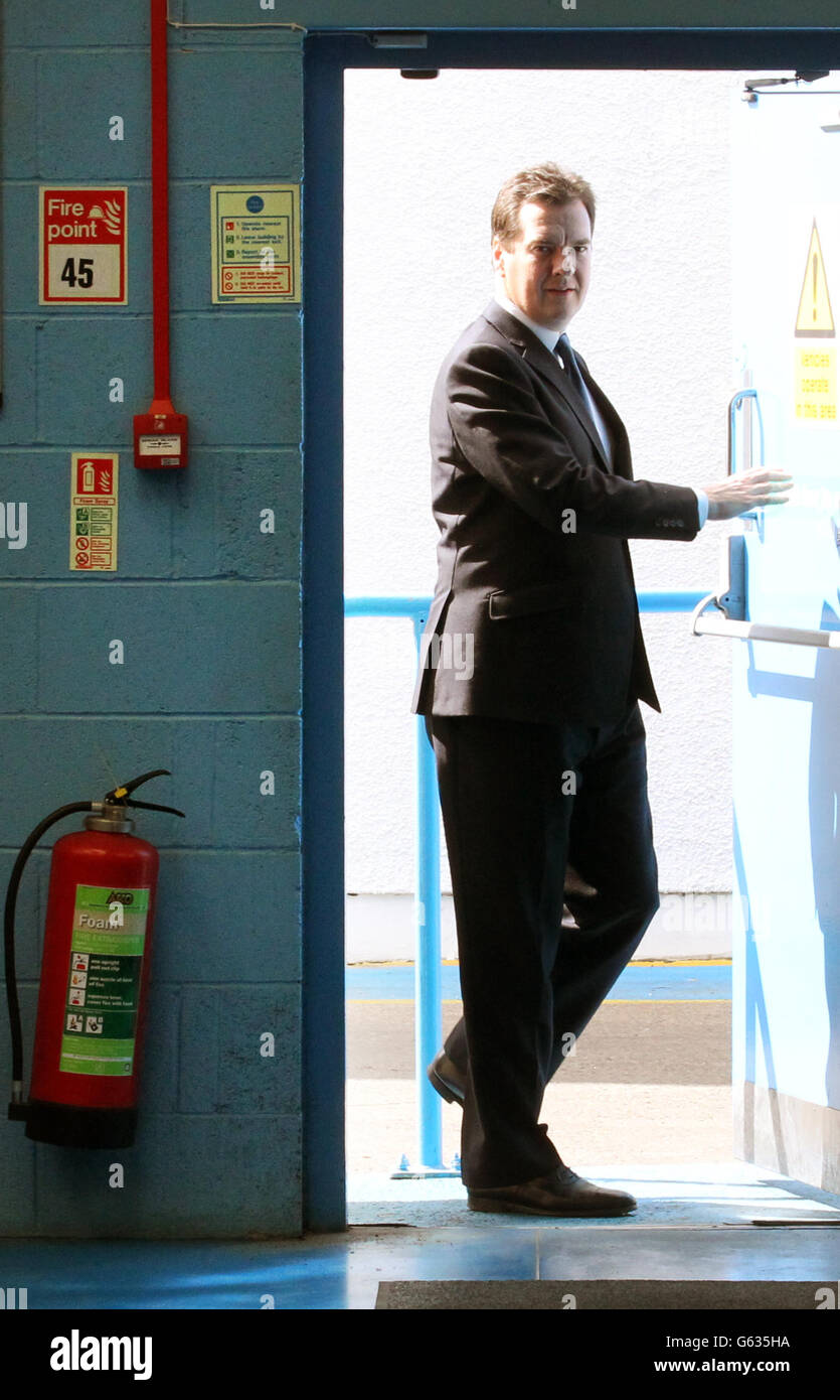 Il Cancelliere dello scacchiere George Osborne durante una visita alla sezione di fresatura del CNC presso il Castle Precision Engineering di Glasgow dopo il lancio del documento di analisi scozzese sulla politica monetaria e valutaria a Glasgowl. Foto Stock