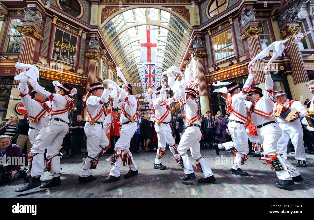Un gruppo di ballerini Morris si esibiscono come parte delle celebrazioni del giorno di San Giorgio a Leadenhall Market, nel quartiere finanziario della città di Londra. Foto Stock