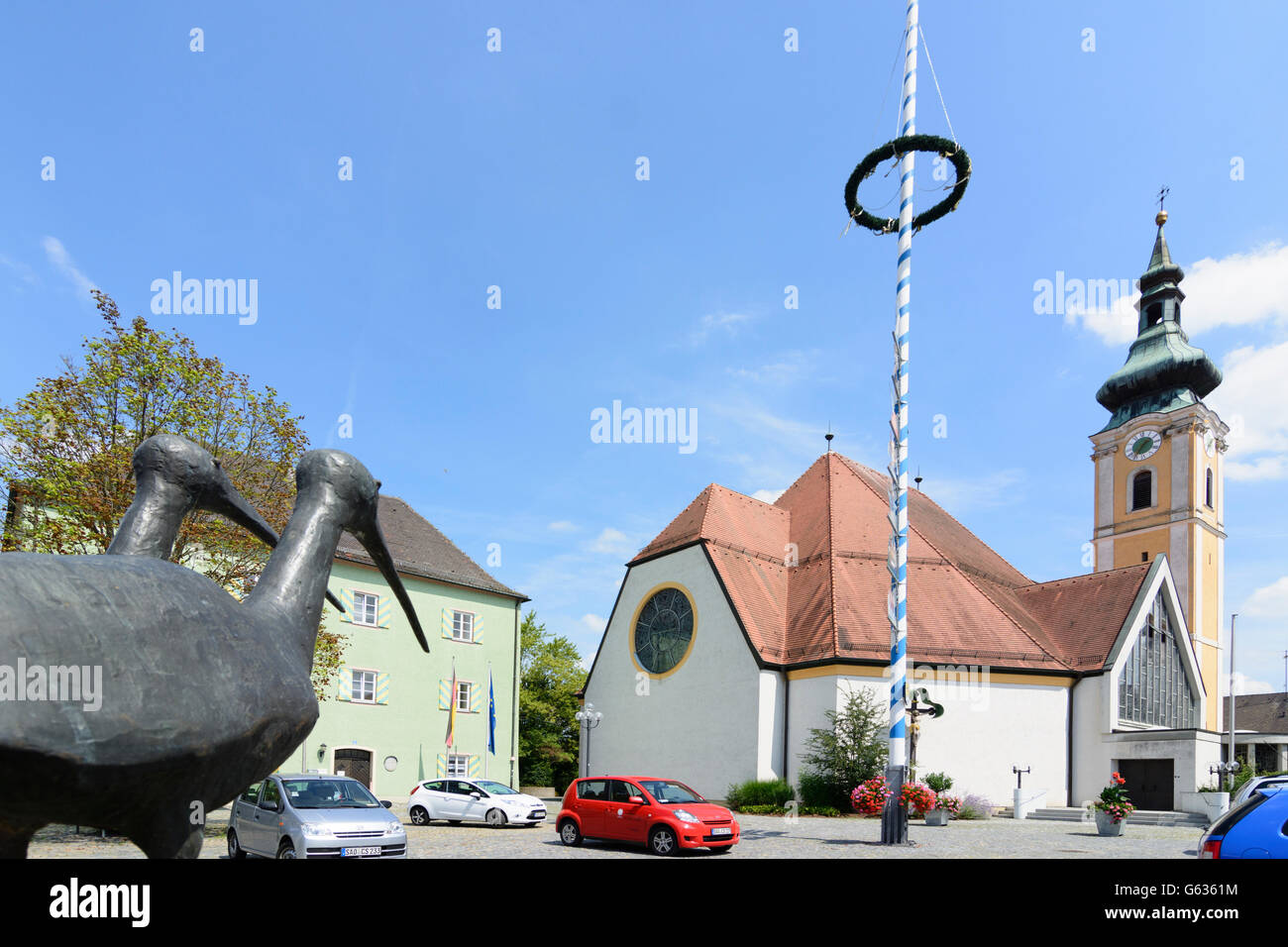 Square Kirchplatz, chiesa Unsere Liebe Frau, Municipio, maypole, Nittenau, in Germania, in Baviera, Baviera, Oberpfalz, Palatinato superiore Foto Stock