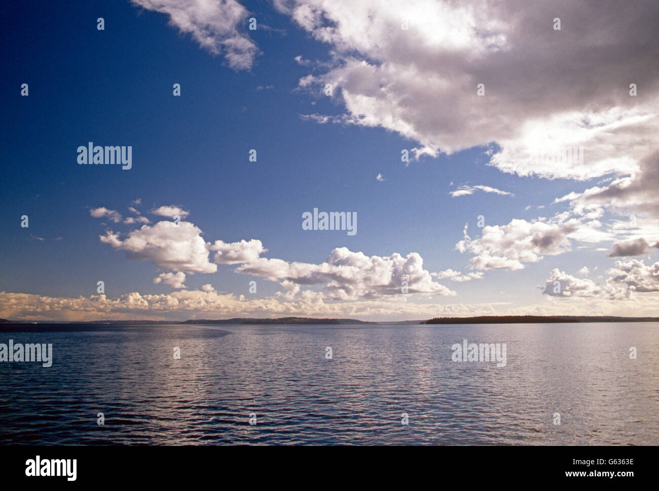 Cancellare suny vista diurna di Puget Sound dal traghetto vicino Seattle; Washington, Stati Uniti d'America Foto Stock