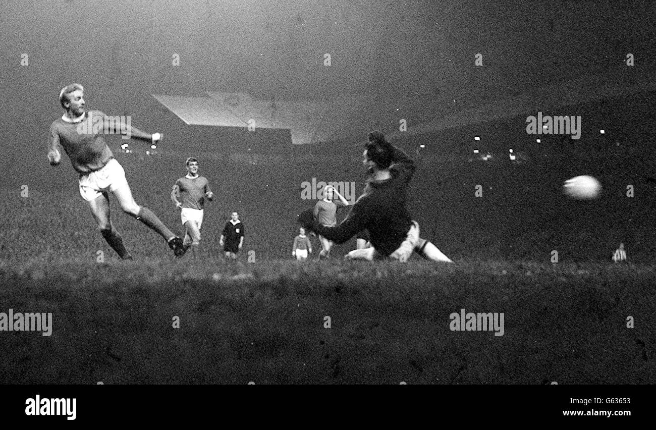 Denis Law (a sinistra) segna il terzo gol per Manchester United nella vittoria del 6-1 sulla squadra olandese Willem II a Old Trafford nella seconda tappa della Coppa dei vincitori della Coppa Europa. Lo Scot ha segnato un cappello-trick. Foto Stock