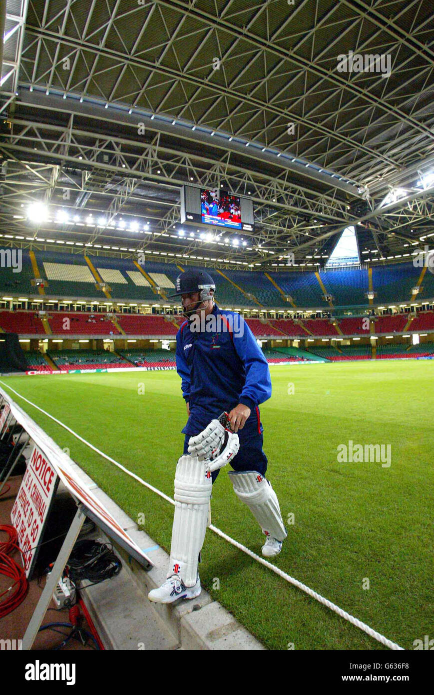 Nasser Hussain lascia il campo dopo aver perso il suo wicket durante il Brits v resto del mondo, Millennium Stadium, Cardiff. Foto Stock