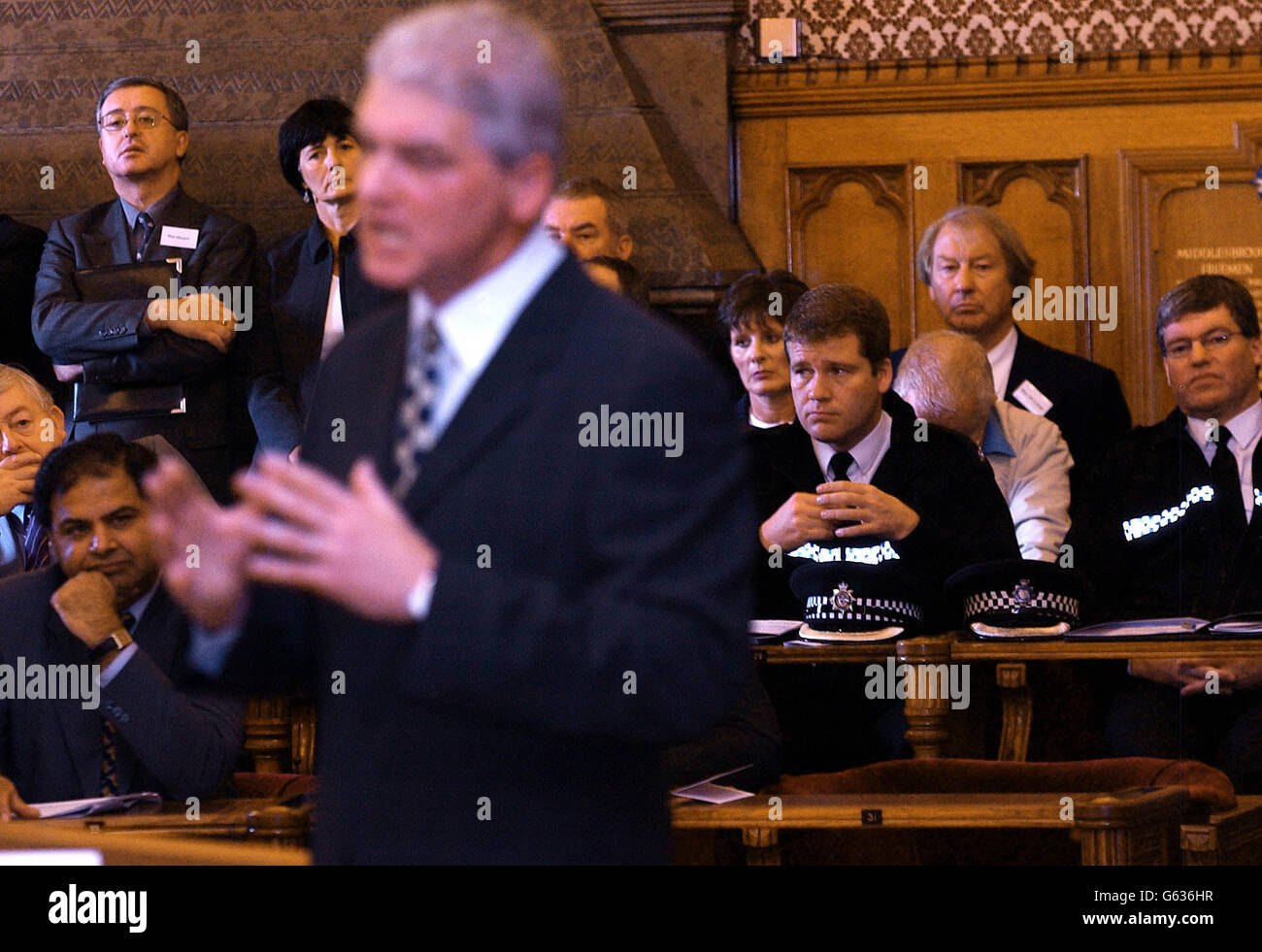 Ray Mallon, il sindaco di Middlesbrough, presenta la sua campagna per ripulire la città ai consiglieri del Municipio. * l'ex sovrintendente detective che fu sospeso dal suo ruolo di capo di Middlesbrough CID nel 1997 ha detto che i suoi schemi avrebbero liberato il centro della città dei cosiddetti mendicanti, parcheggio auto gratuito dal crimine ed eliminare la prostituzione dalle strade. Per fare ciò intende aumentare il numero di operai da 14 a 90, creando la più grande forza di protezione comunitaria del paese. Foto Stock