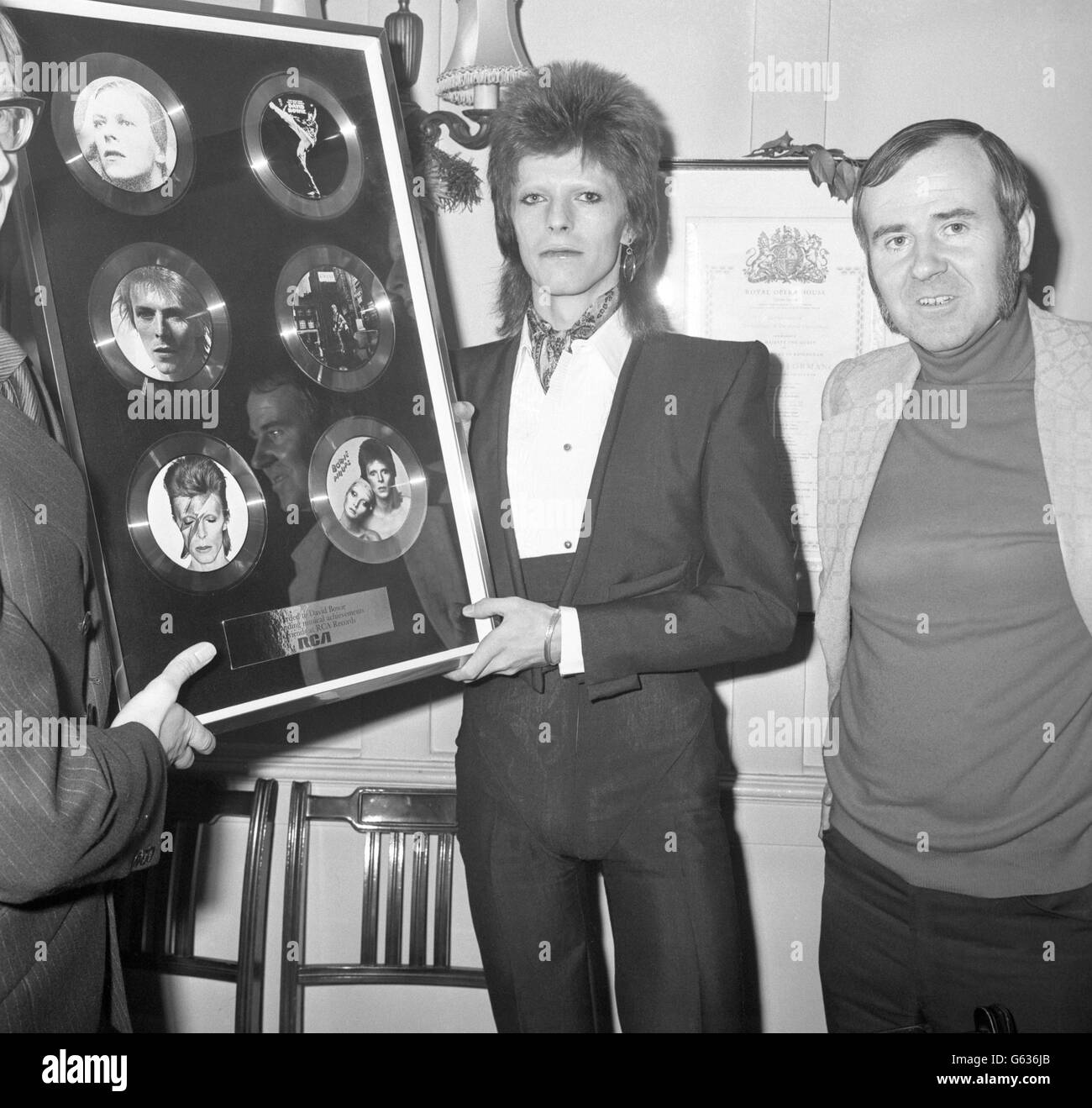 David Bowie al ristorante Rules dopo aver ricevuto una presentazione di sei dischi dalla RCA Records per segnare l'occasione di avere sei album in classifica nel 1973. Foto Stock