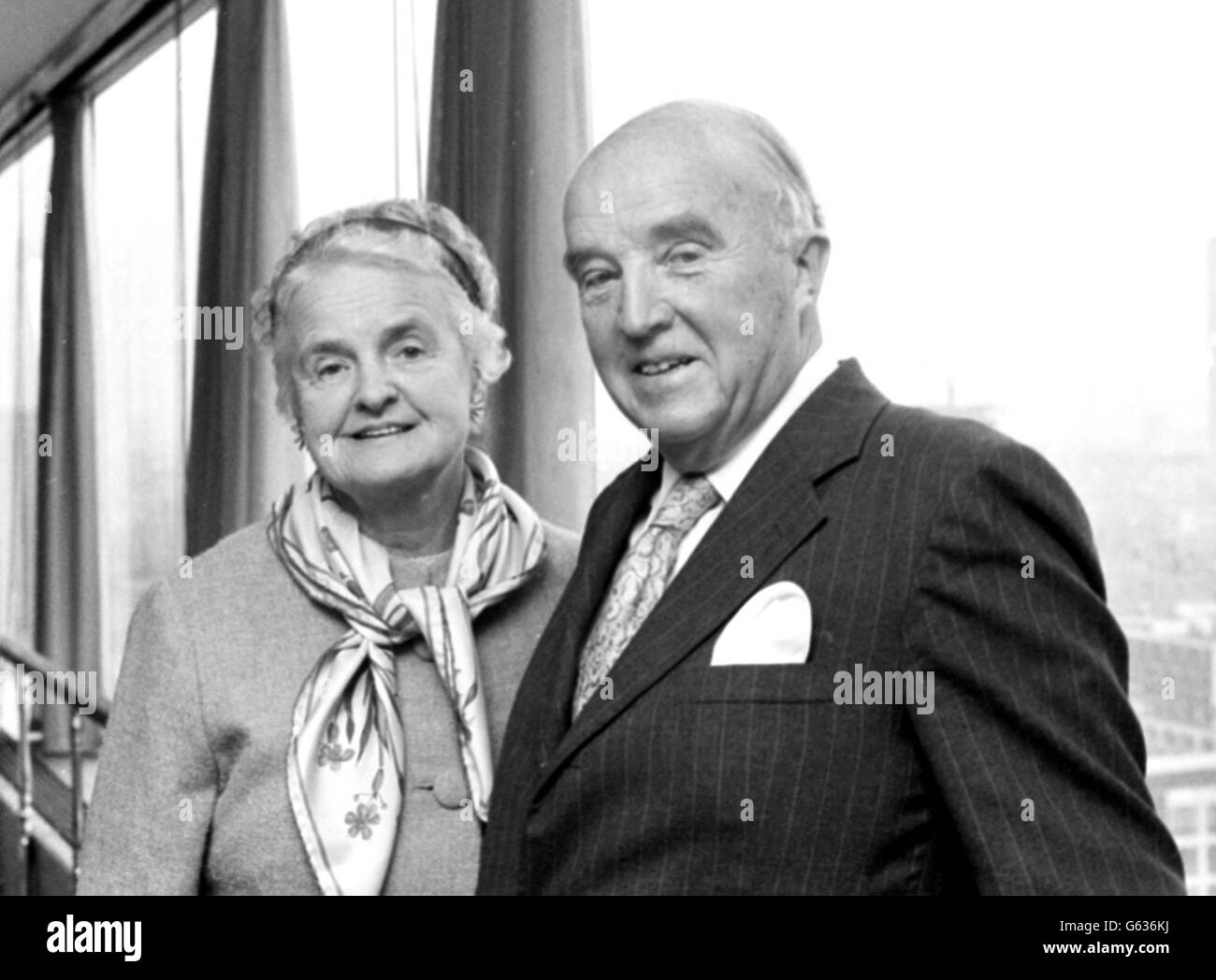 Il professor Charles Best, co-scopritore di insulina nel 1921, ha ritratto con sua moglie ad un ricevimento londinese dato in suo onore dalla British Diabetic Association. Foto Stock
