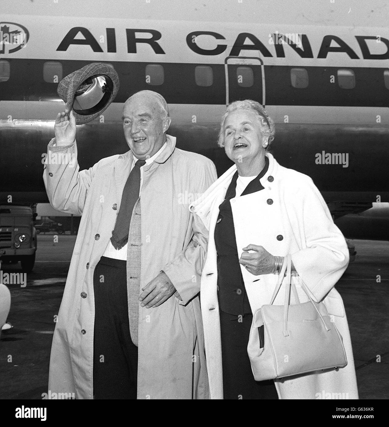Un saluto allegro dal professor Charles Best, 72, e sua moglie Margaret, nella foto all'aeroporto di Heathrow, al loro arrivo da Toronto. Foto Stock