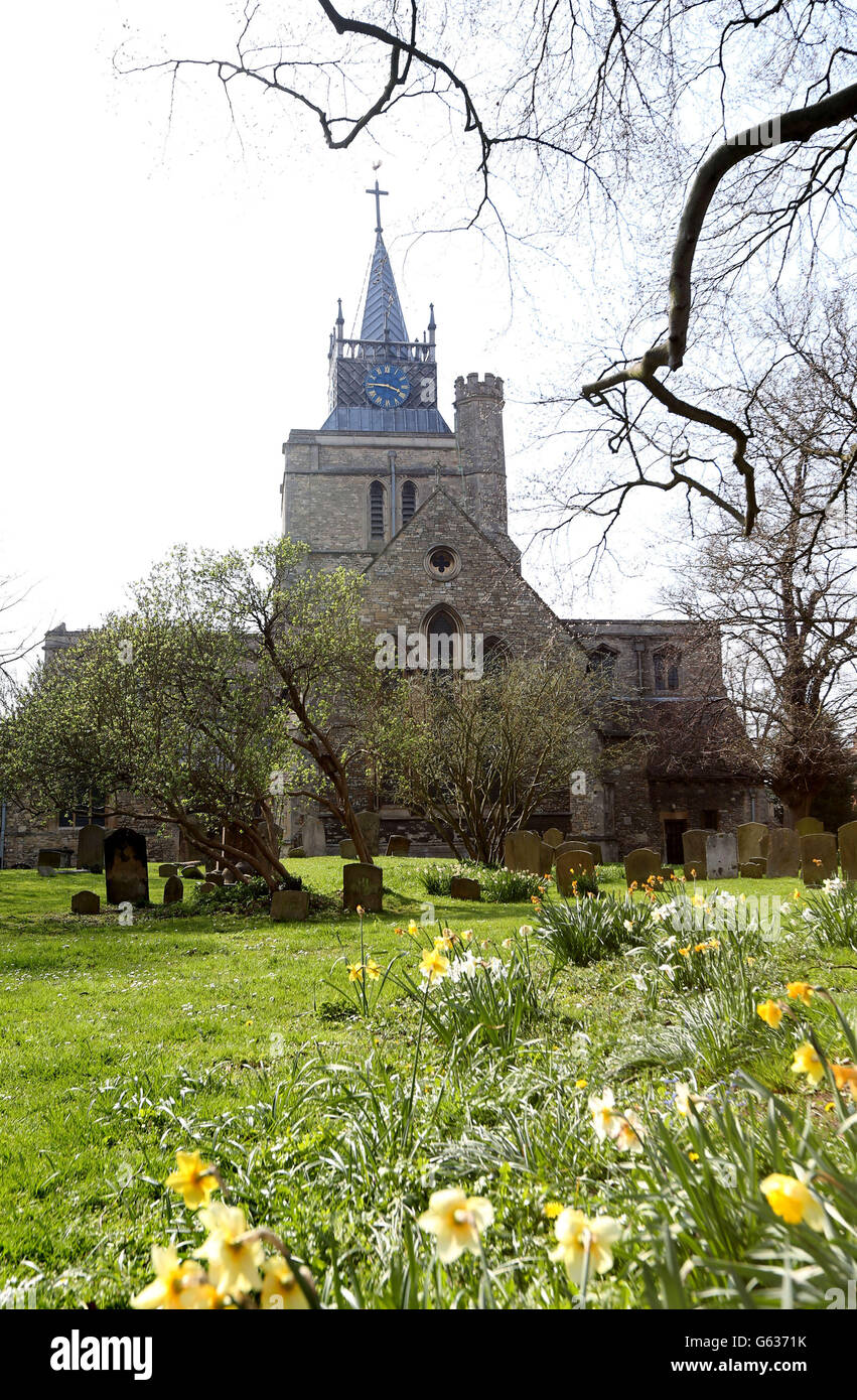 La chiesa di Santa Maria la Vergine ad Aylesbury, nel Buckinghamshire, dove un uomo trovò un orecchio umano è stato trovato ieri mentre camminava il suo cane nel cimitero. Foto Stock