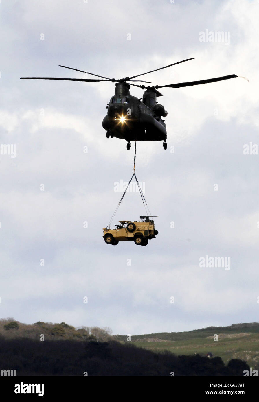 Un elicottero Chinook solleva un Wimik vicino al campo d'aviazione West Freugh in Scozia, prima dell'Esercito Guerriero congiunto. Foto Stock