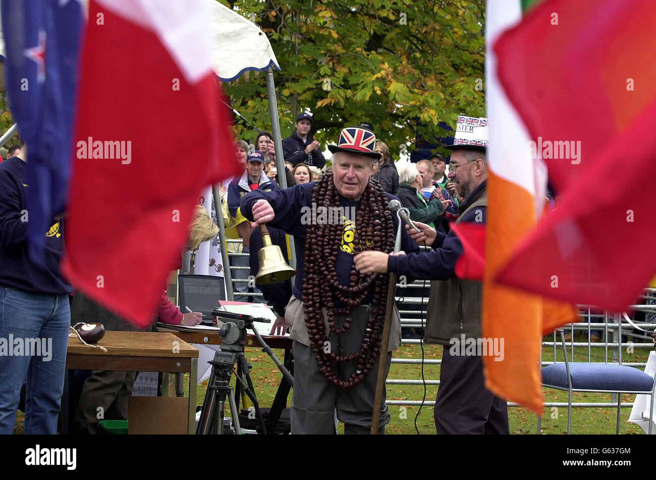 King Conker Nick Owen, di Ashton, Northhamptonshire, apre i Campionati Mondiali Conker che si tengono ad Ashton, Northamptonshire. I giocatori provenivano da tutto il mondo, tra cui Germania, Polonia, Nuova Zelanda e Canada. Foto Stock