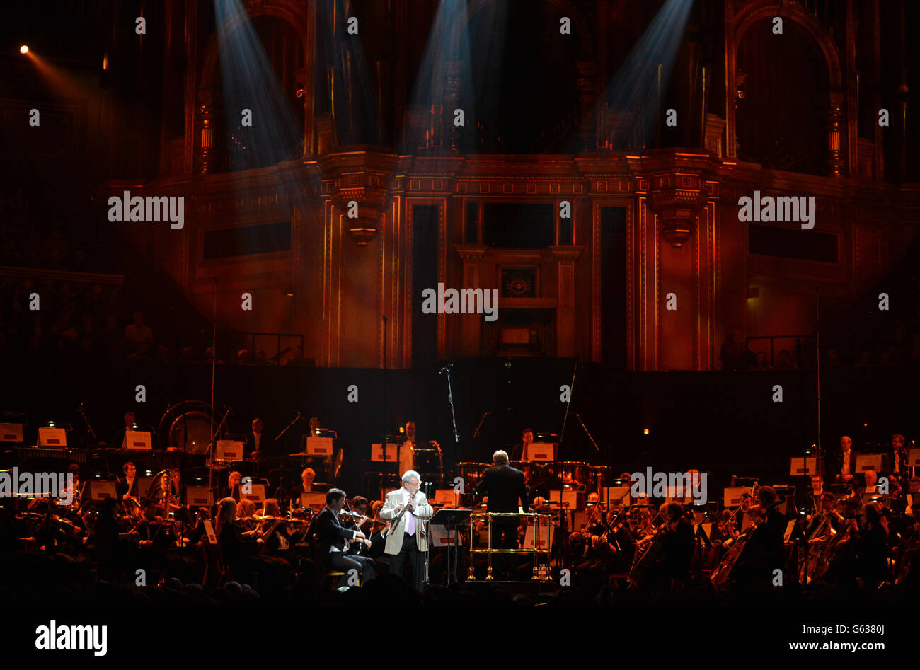 Sir James Galway si esibisce durante il classico FM Live alla Royal Albert Hall di Londra Foto Stock