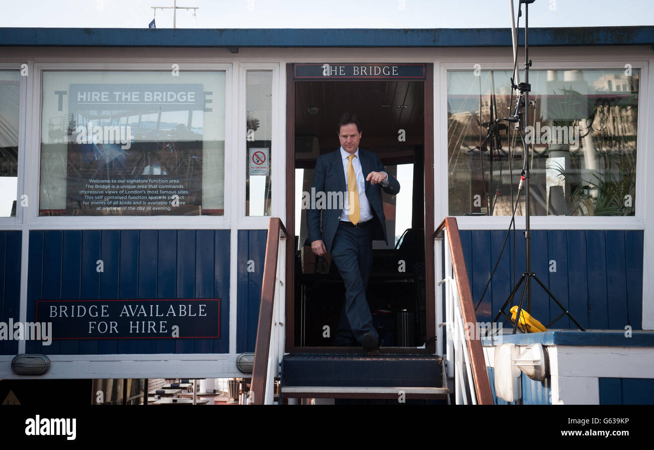 Il vice primo ministro Nick Clegg parte dopo aver co-ospitato il suo telefono settimanale in radio show con Nick Ferrari di LBC sulla barca ormeggiata il castello di Tattersall sul Tamigi a Londra, dove è stato interrogato dagli elettori. Foto Stock
