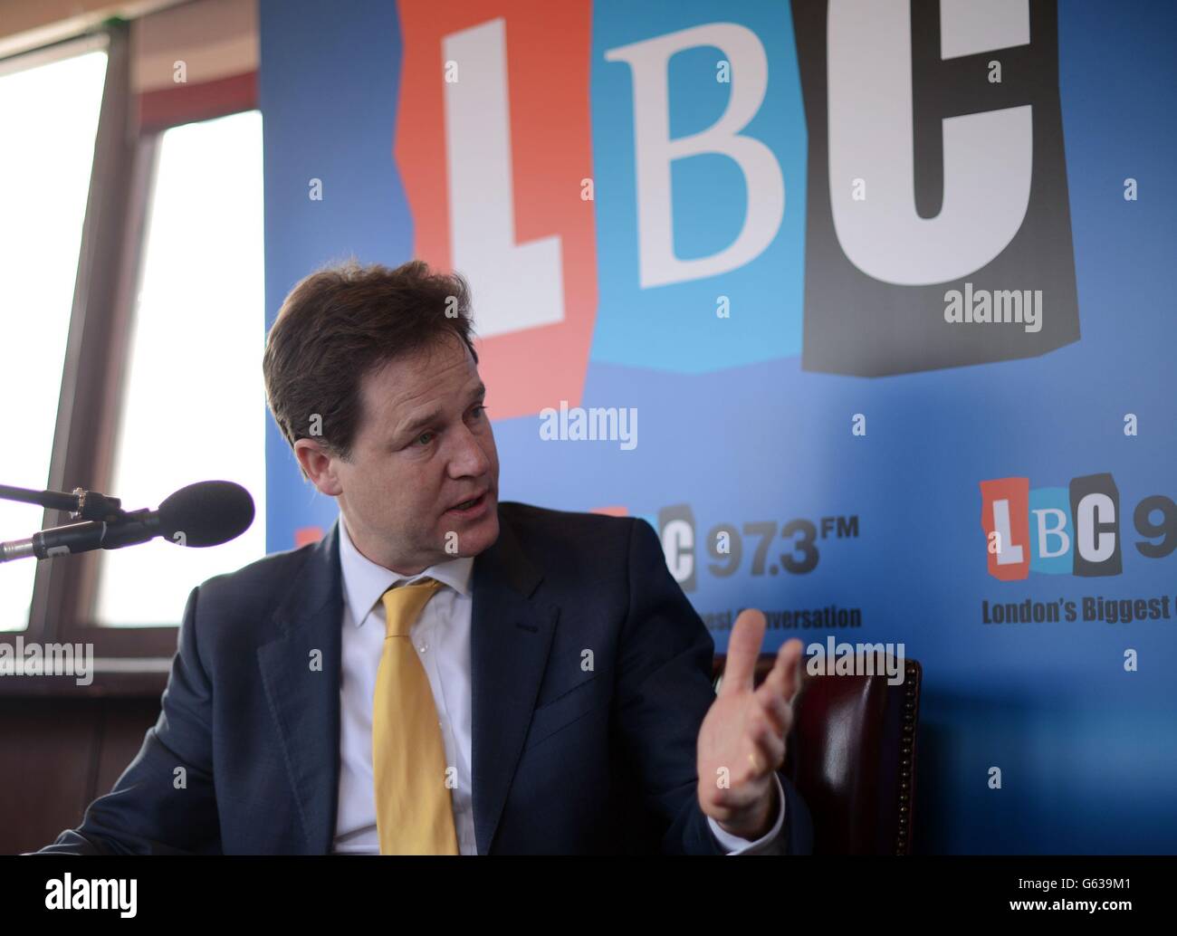 Il vice primo ministro Nick Clegg co-ospita il suo telefono settimanale in radio show con Nick Ferrari di LBC (non raffigurato) sulla barca ormeggiata il Castello di Tattersall sul Tamigi a Londra, dove è stato interrogato dagli elettori. Foto Stock