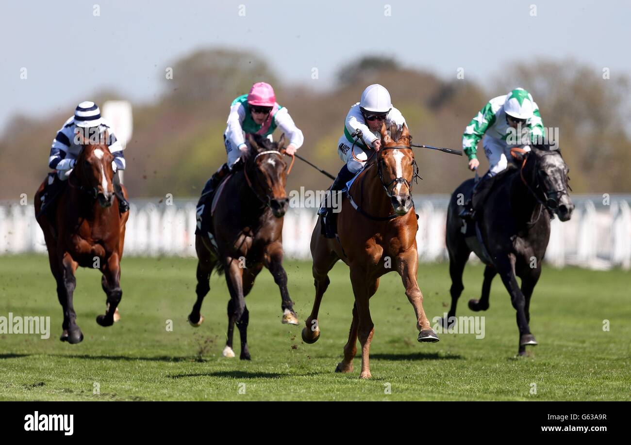 Scherma guidato da William Buick sulla strada più alta per la vittoria nel Battersea Dogs & Cats Home Paradise Stakes durante il Free Raceday all'ippodromo di Ascot, Berkshire. Foto Stock