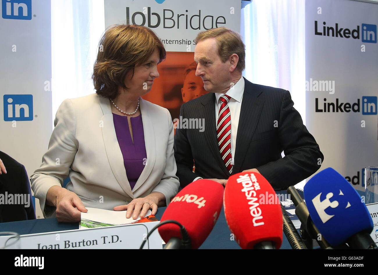 Taoiseach Enda Kenny e il Ministro per la protezione sociale Joan Burton lanciano una valutazione indipendente di JobBridge negli uffici di LinkedIn a Gardner House, Wilton Place. Foto Stock