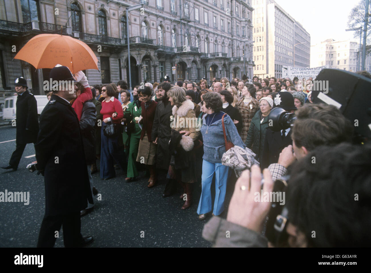 La colonna in Buckingham Palace Road come migliaia di manifestanti marciarono da Hyde Park a Trafalgar Square, Londra, a sostegno del movimento per la Pace dell'Irlanda del Nord. Foto Stock