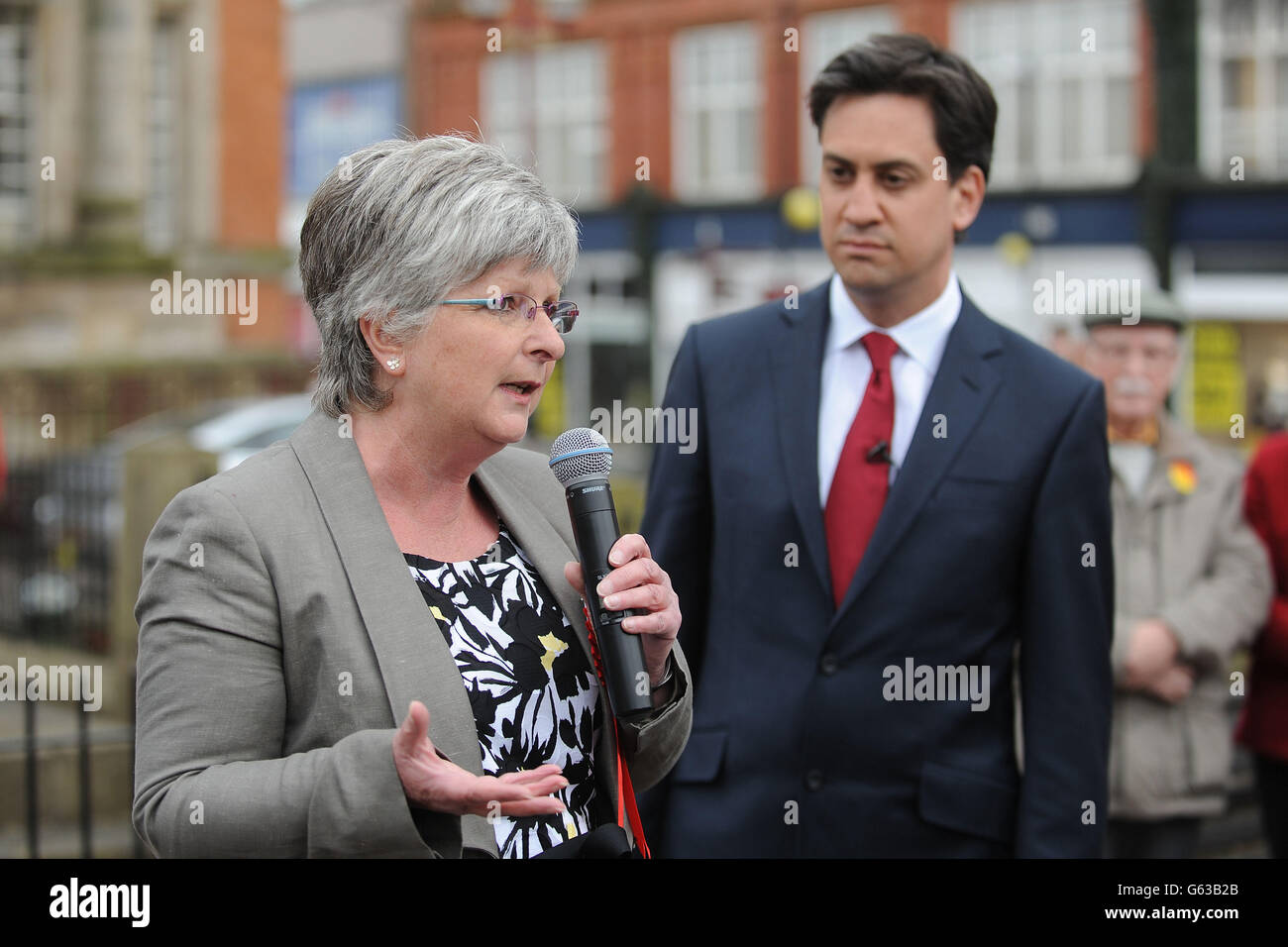 Il leader del Partito del lavoro ed Miliband (a destra) con Anne Western, il nuovo leader del Consiglio della Contea di Derbyshire, mentre prende domande da membri del pubblico in Ilkeston Market Place, Derbyshire dopo le elezioni del consiglio locale di un tempo. Foto Stock