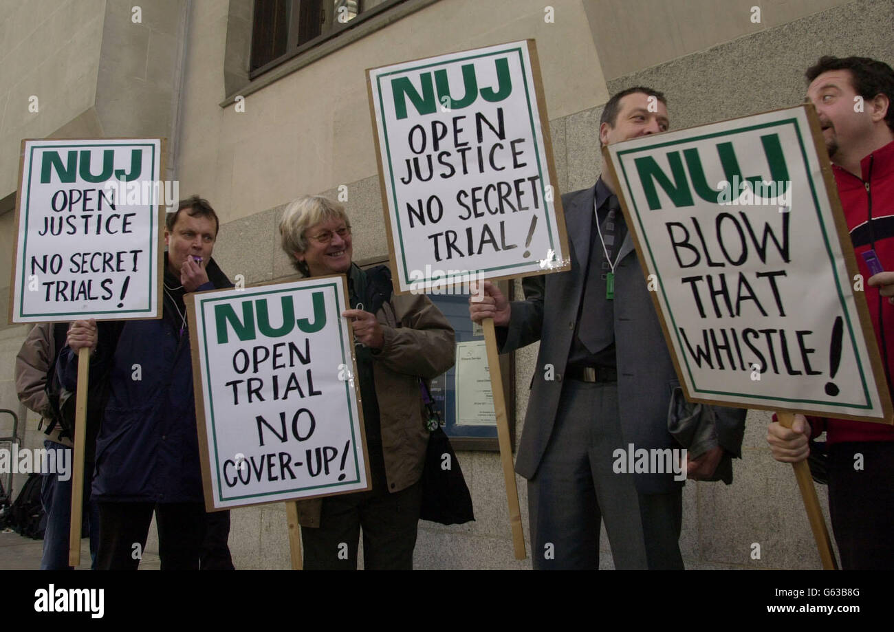 Manifestanti dell'Unione Nazionale di giornalisti fuori dall'Old Bailey nel centro di Londra all'inizio del processo dell'ex ufficiale della MI5 David Shayler. È perseguito ai sensi del Official Secrets Act a seguito di interviste rilasciate cinque anni fa dopo aver lasciato il suo posto di lavoro. Foto Stock