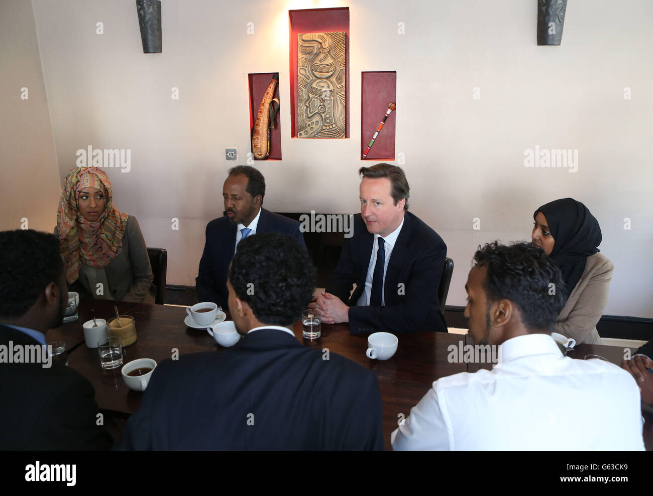 Il primo Ministro David Cameron con il Presidente della Somalia Hassan Sheikh Mohamud durante una prima colazione a Londra ovest con i membri della diaspora somala che vivono nel Regno Unito, in vista di una conferenza di oggi per discutere il futuro del paese dell'Africa orientale. Foto Stock