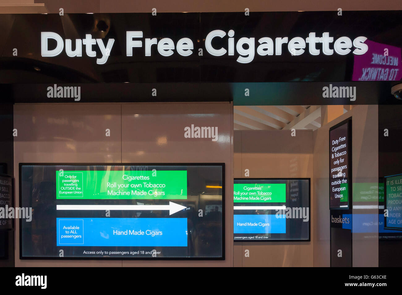 Duty Free sezione di sigaretta in partenze, Terminal Nord, dall'aeroporto di Gatwick di Londra, Crawley, West Sussex, in Inghilterra, Regno Unito Foto Stock