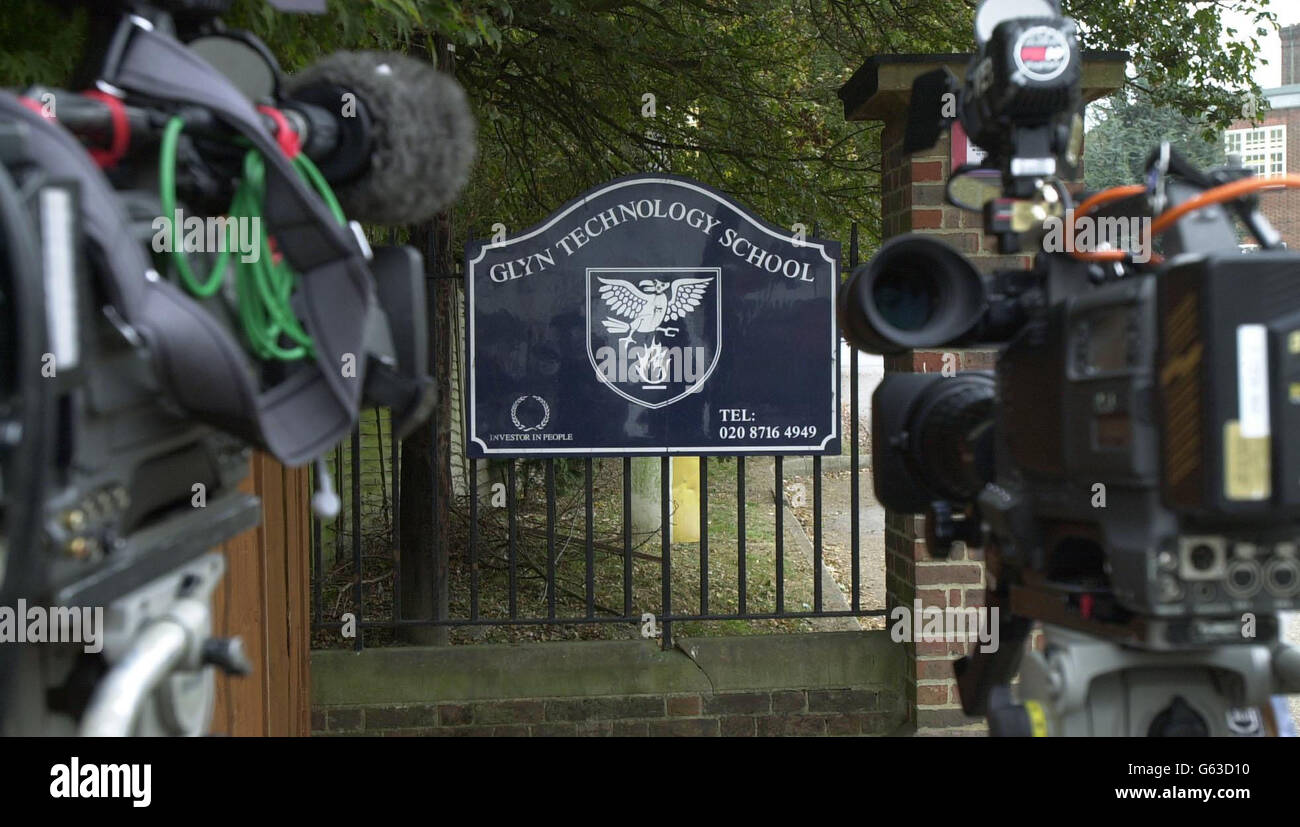 Telecamere esterne alla Glyn Technology School di Ewell, Surrey. Il maestro del PE Steve Taverner, 54 anni, che ha ricevuto ripetute minacce di morte da due ragazzi della scuola, ha detto oggi che era 'estremamente sollevato' che il Segretario per l'Istruzione Estelle Morris li aveva impediti di ritornare. Foto Stock
