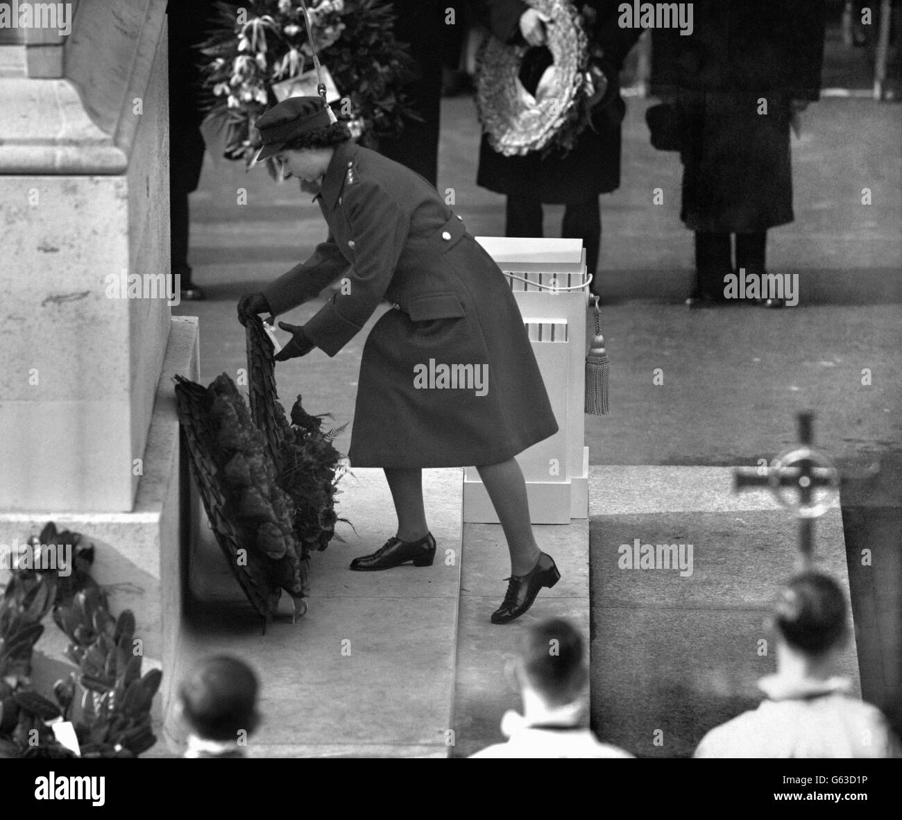 La principessa Elisabetta ha deposto una corona al Cenotafh la domenica della memoria. Foto Stock