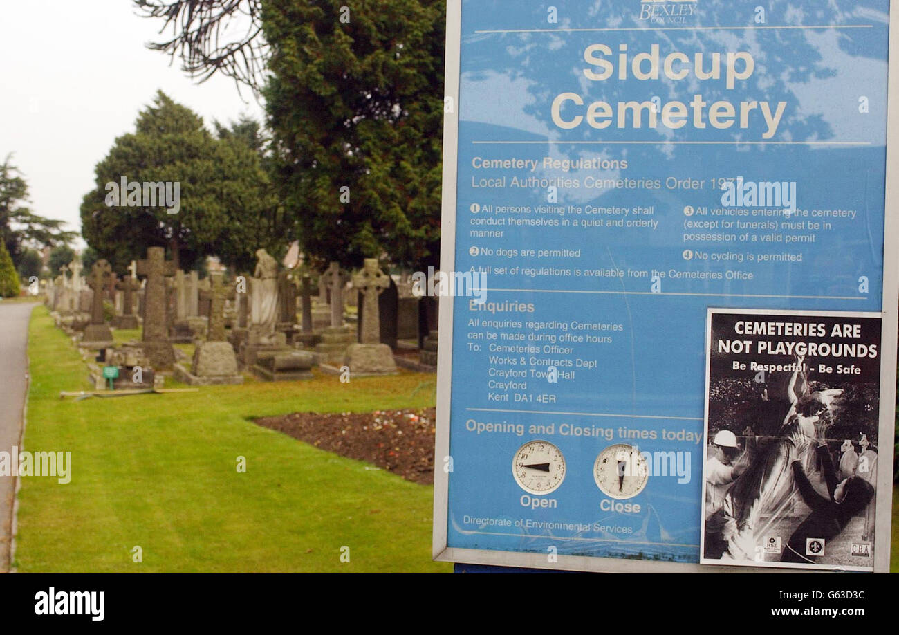 Sidcup cimitero tombe non sicuri Foto Stock